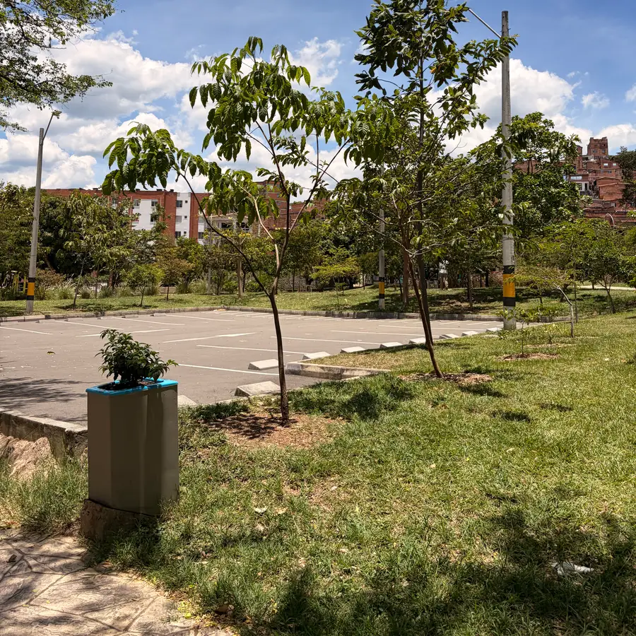 El parqueadero, por la parte de atrás del parque