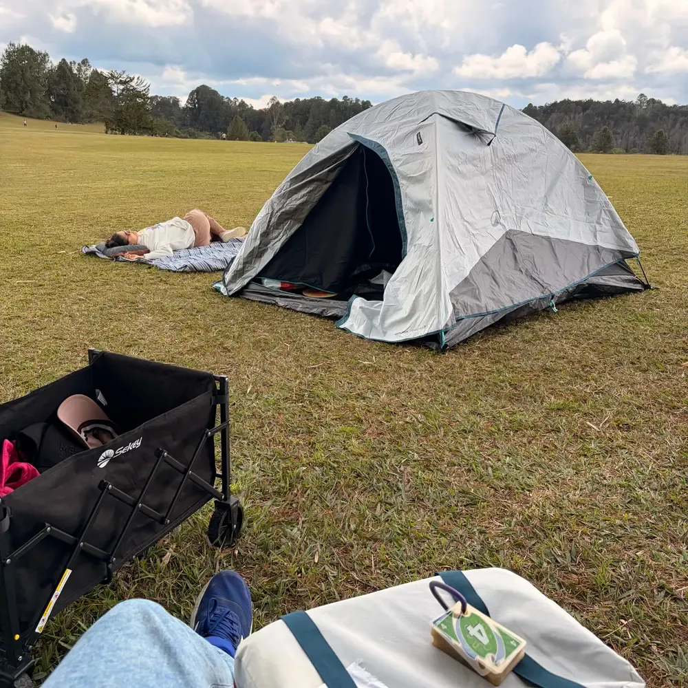 Siesta en el mantel junto a la carpa