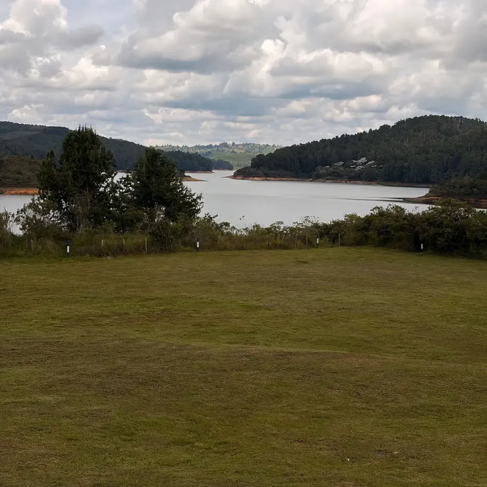 Una cerca separa el potrero del embalse